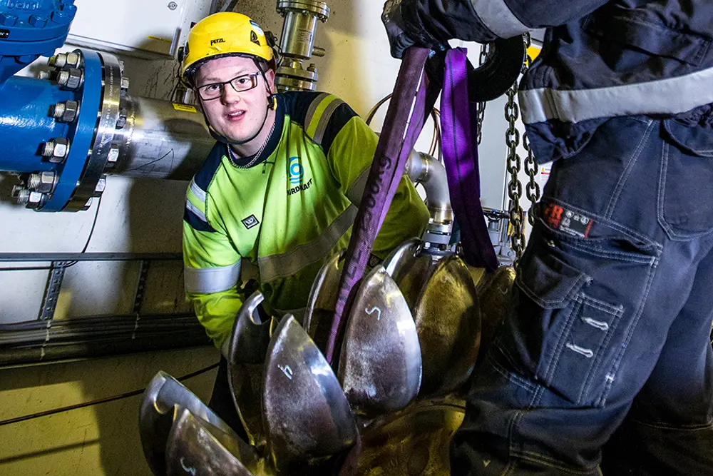 bilde Kristoffer monterer småkraft for Clemens kraft