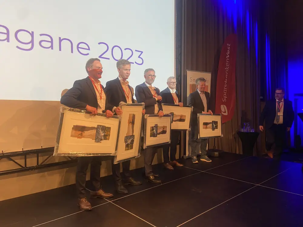 bilde Småkraftprisen til fem støttande bankar